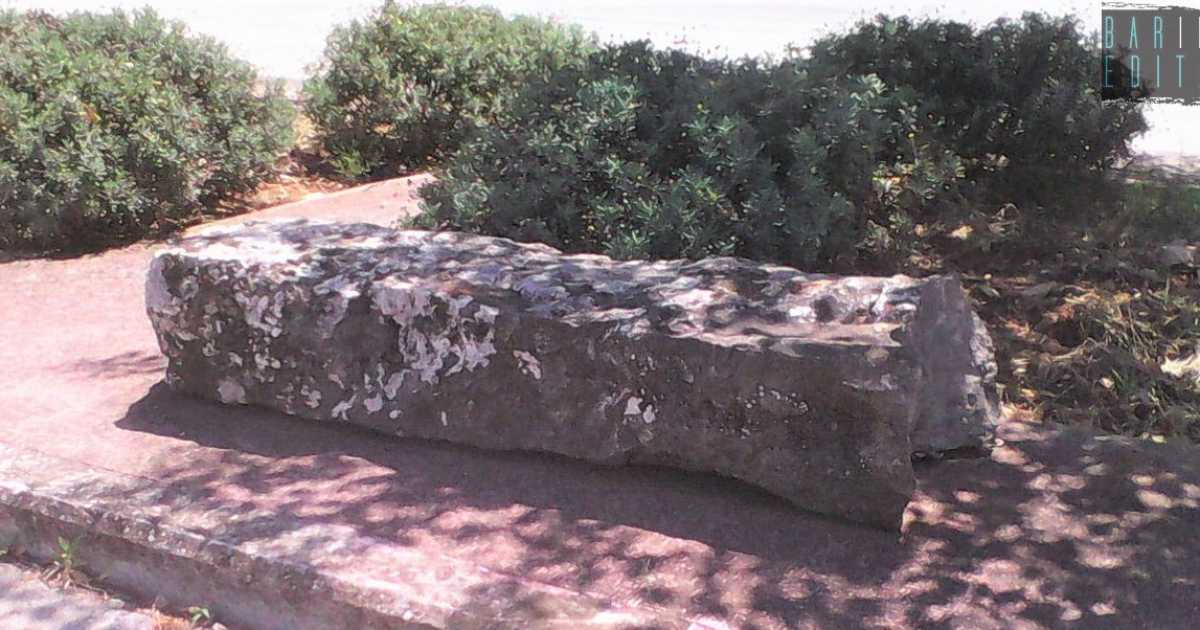Terlizzi, nel parcheggio del mercato giace un menhir: � il "Guerriero" scomparso 13 anni fa